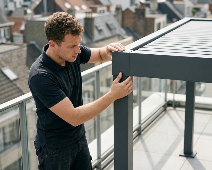 Déballage des profilés en aluminium d'une véranda avant la pose